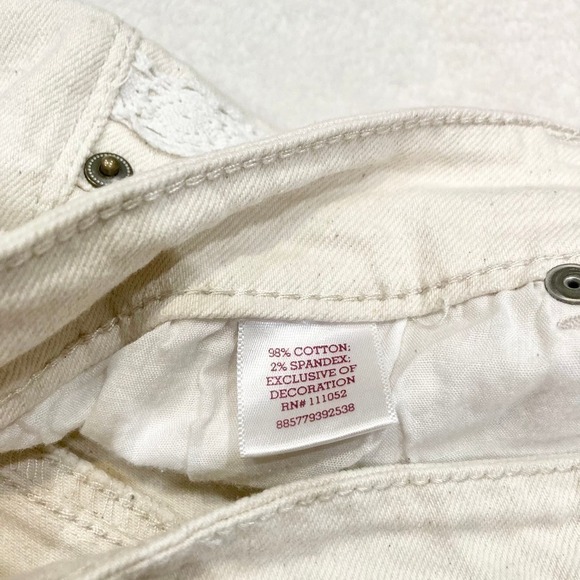 SO Juniors 11 Cream Distressed Shorts with White Lace Detailing - Picture 9 of 9